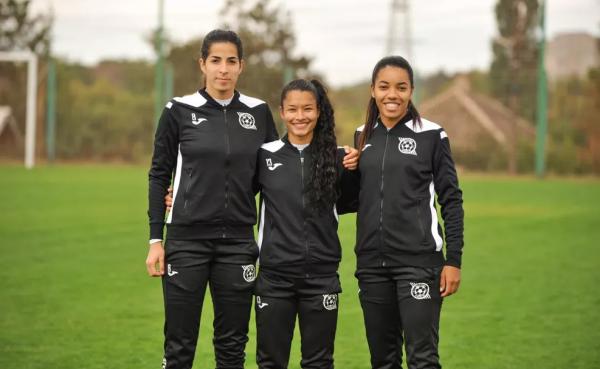  No clube ucraniano de futebol Kryvbas Women, atuam as brasileiras Gabriela Zidoi, Kedma Larissa Santos e Lidiane Oliveira.(Imagem: Arquivo Pessoal )