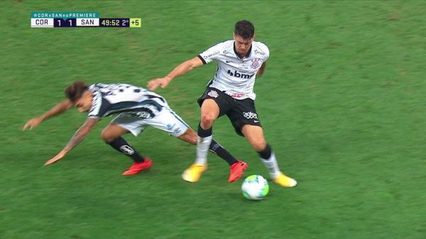 Danilo Avelar cai no chão após trombada com Lucas Lourenço, aos 49