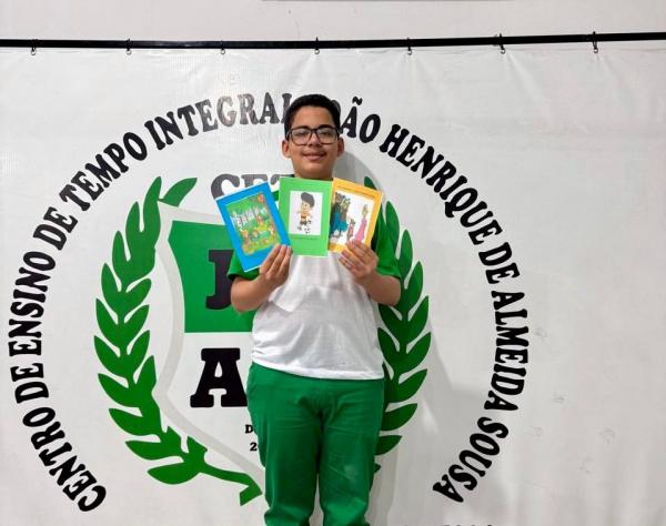 Marcos Henrique, aluno do Centro Estadual de Tempo Integral (Ceti) Jo&atilde;o Henrique, tem produ&ccedil;&otilde;es que abordam temas sociais inspirados em cl&aacute;ssicos da literatura.(Imagem:Ascom Seduc)