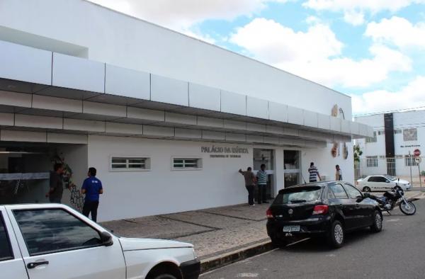  Sindicato se reúne no Palácio da Música de Teresina para cobrar melhorias salariaias.(Imagem: Gil Oliveira/ G1 )