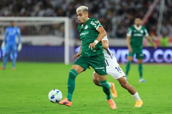 Andreas Pereira em LDU x Palmeiras.(Imagem:Franklin Jacome/Getty Images)