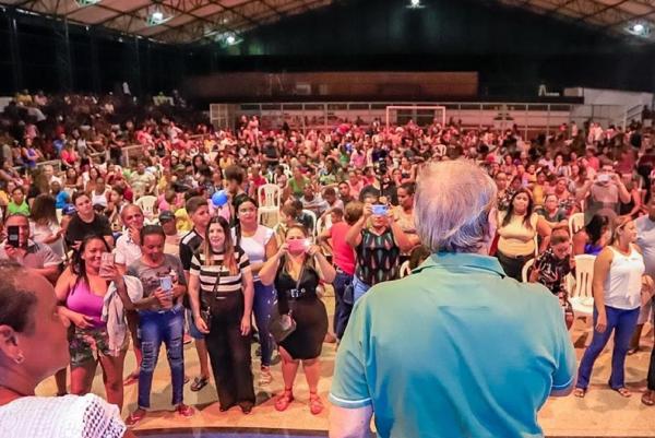 Com ginásio lotado, Silvio Mendes apresenta carta de compromissos.(Imagem:Ascom)