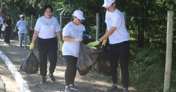 Professores do Sesc participaram de mutirão que recolheu 2 toneladas de lixo das margens do rio Poty(Imagem:Divulgação)