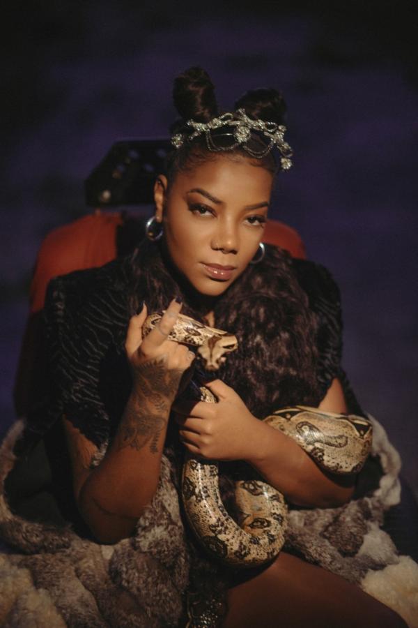 Ludmilla gravou o clipe com uma cobra de verdade.(Imagem:Divulgação)