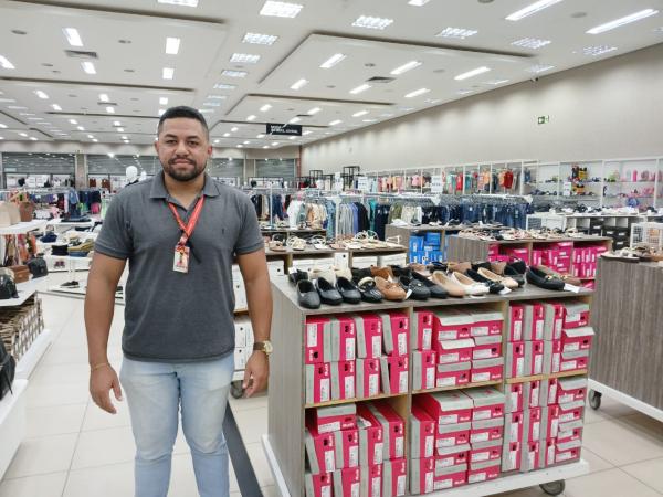 Jhoney, chefe do setor de cal&ccedil;ados do Armaz&eacute;m Para&iacute;ba.(Imagem:FlorianoNews)