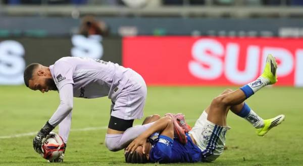 Everson na decis&atilde;o do Campeonato Mineiro entre Cruzeiro e Atl&eacute;tico-MG.(Imagem:Gilson Lobo/AGIF)