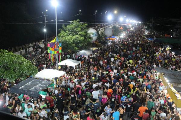 Multidão compareceu à festa popular. (Imagem:Lucrécio Arrais)