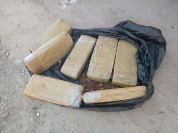 Tabletes de droga encontrados pela polícia em Picos, no Sul do Piauí.(Imagem:Divulgação/PM-PI)