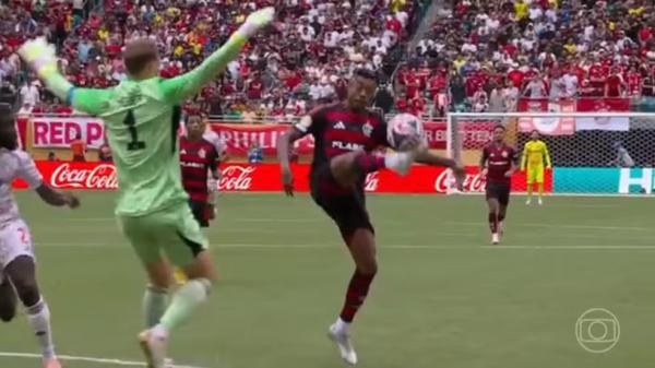 Chance perdida por Bruno Henrique no Flamengo x Bayern de Munique.(Imagem:Reprodução/TV Globo)