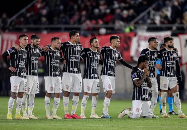 Corinthians se retrancou, rezou e passou do Estudiantes nos pênaltis.(Imagem:Rodrigo Coca/Ag. Corinthians)