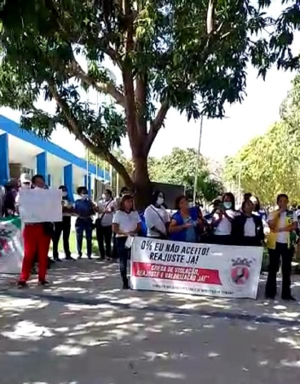 Servidores municipais realizam protesto em frente à Prefeitura de Floriano(Imagem:Reprodução)