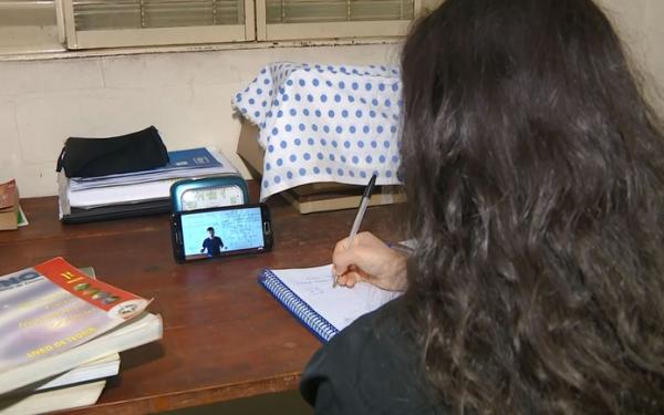 Rafaela Souza mora na região de Campinas e usa a internet no celular para tentar manter a rotina de estudos para a prova do Enem(Imagem:Reprodução)