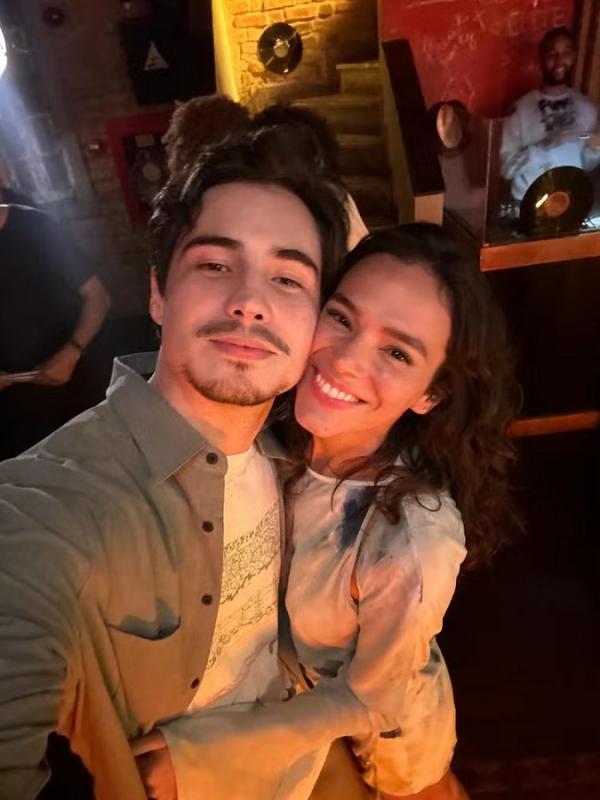 Danilo Mesquita posta com Bruna Marquezine no fim das gravações de série.(Imagem:Reprodução/Instagram)