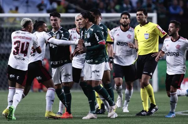Gabigol e Gustavo Gomez se envolvem em confusão em Palmeiras x Flamengo.(Imagem:Ettore Chiereguini/AGIF)