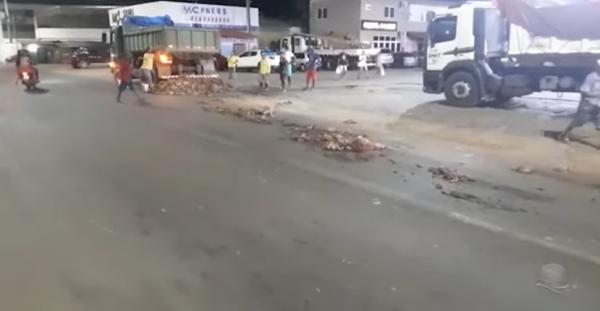 Galinhas ficam espalhadas na Avenida Calisto Lobo após caírem de caminhão em Floriano.(Imagem:Reprodução/Jornal da Tropical)
