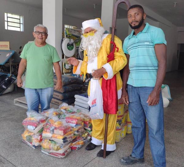 Repórter Amarelinho se veste de Papai Noel para manter viva a magia do Natal em Floriano.(Imagem:FlorianoNews)