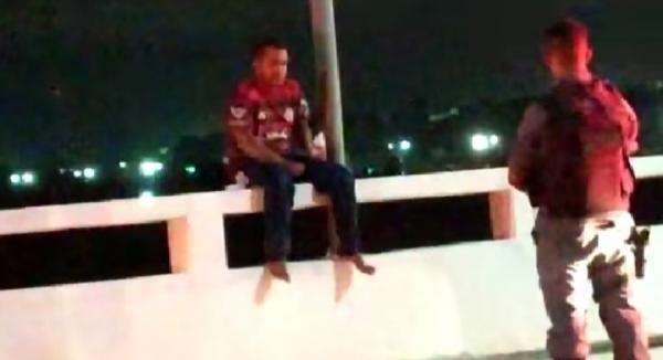Homem ameaça pular da ponte que liga Floriano a Barão de Grajaú(Imagem:Reprodução/JC 24 Horas)