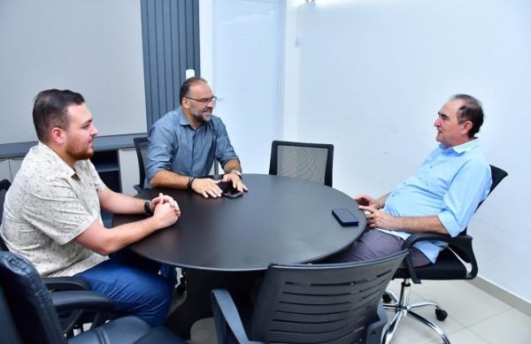 Vereador Joab Curvina e prefeito Antônio Reis discutem obras e programas em reunião(Imagem:Reprodução/Instagram )