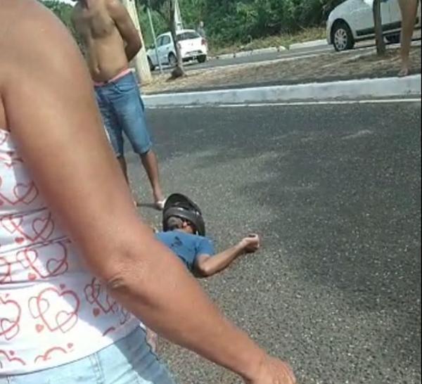 Dois suspeitos foram baleados durante uma tentativa de assalto na Avenida dos Ipês, Zona Leste de Teresina, na tarde deste sábado (2). A suspeita é que uma vítima teria reagido e a(Imagem:Reprodução)