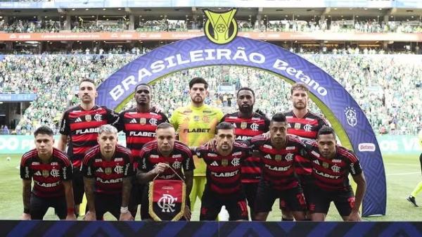 Jogadores do Flamengo posam antes do jogo contra o Palmeiras no Allianz Parque pelo Campeonato Brasileiro.(Imagem:Marcos Ribolli)