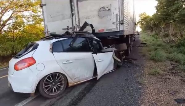 Duas pessoas morrem em colisão entre carro e caminhão, entre Jerumenha e Floriano.(Imagem:Reprodução)