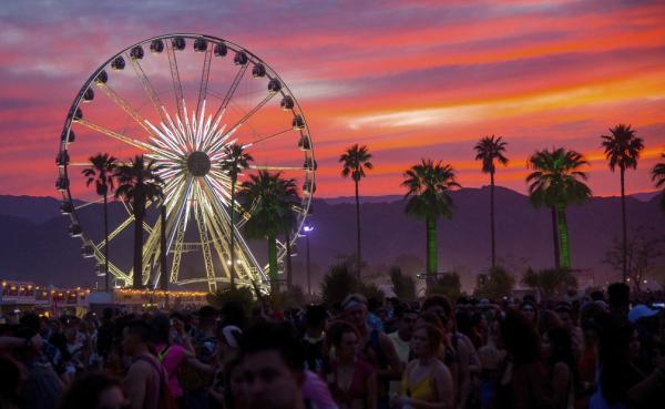 O Coachella leva meio milhão de pessoas a um local a céu aberto de Indio, no leste de Los Angeles, ao longo de duas semanas.  As datas de 2022 são os finais de semana de 15 a 17 e(Imagem:Reprodução)
