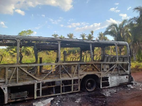 Incêndio atinge ônibus escolar em Joca Marques, Norte do Piauí.(Imagem:Reprodução)