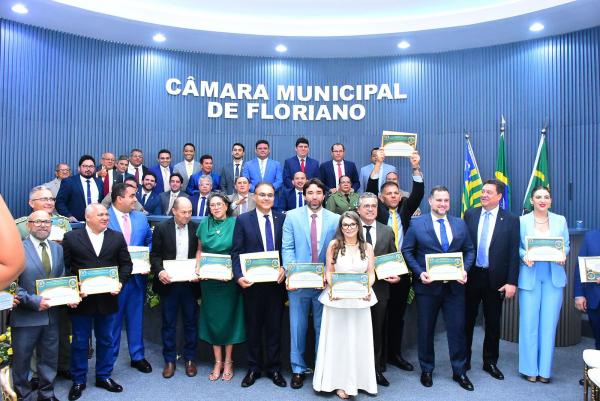 Vereador Felipe Vieira participa da entrega do Título de Cidadania Florianense na Câmara Municipal(Imagem:Ascom)