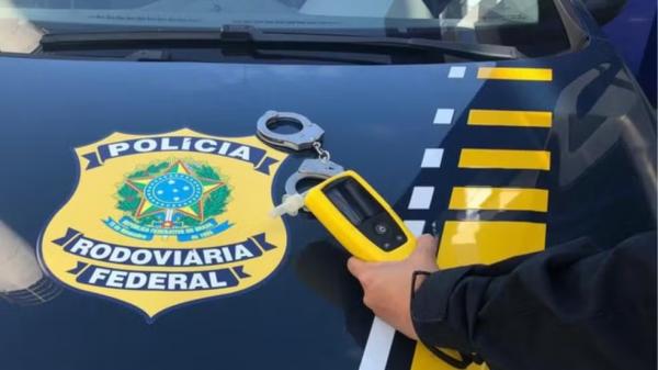 Caminhoneiro recusa baf&ocirc;metro, admite ter bebido 10 cervejas e &eacute; preso na BR?316, no Piau&iacute;.(Imagem:Divulga&ccedil;&atilde;o/PRF)