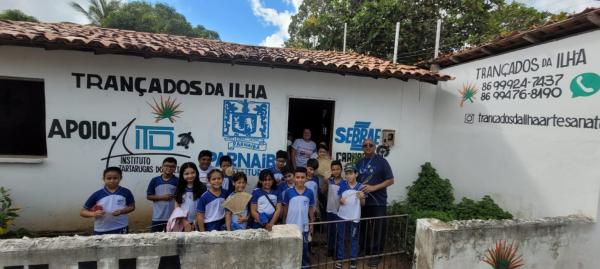 Alunos do Sesc vivenciam saberes tradicionais em aula de campo sobre a carna&uacute;ba.(Imagem:Divulga&ccedil;&atilde;o)