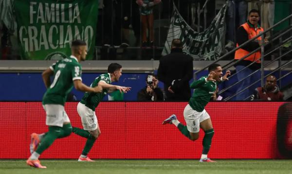 Vitor Roque e Flaco López garantem vitória de 3 a 1 do Verdão.(Imagem:REUTERS/JEAN CARNIEL/DIREITOS RESERVADOS)