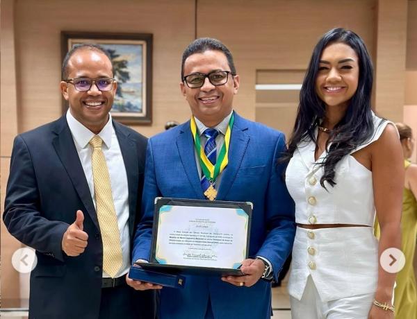 Deputado Dr. Francisco Costa recebe Medalha do Mérito Legislativo da Câmara de Teresina(Imagem:Reprodução/Instagram )