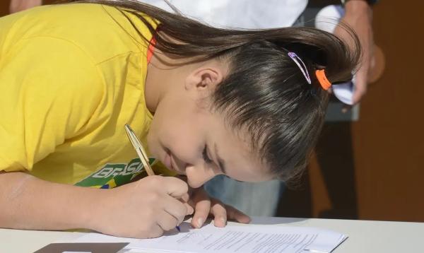 A atleta Fl&aacute;via Saraiva assina termo de ades&atilde;o ao Programa Bolsa Atleta, no Parque Ol&iacute;mpico da Barra.(Imagem:Tomaz Silva/Ag&ecirc;ncia Brasil)