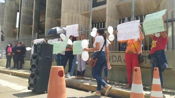  Familiares de menina morta após ser baleada em assalto fazem manifestação em Teresina.(Imagem: Andrê Nascimento/g1 )