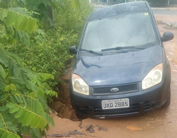 Motorista escapa ileso após veículo afundar em buraco na Rua João Chico, em Floriano.(Imagem:Divulgação)