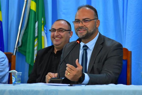 Secretário municipal de Educação, Nylfranyo Ferreira e o presidente da casa, vereador Joab Curvina.(Imagem:CMF)