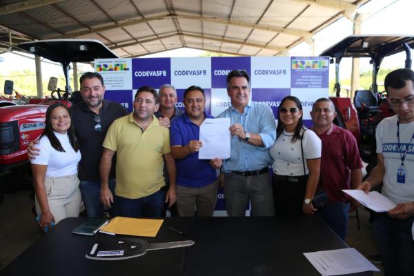 Ciro realiza entrega de equipamentos agrícolas com diversos prefeitos.(Imagem:Ascom)