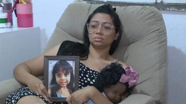 Mãe chora e pede Justiça ao relatar morte da filha de 6 anos quando policial reagiu a assalto.(Imagem:Reprodução)