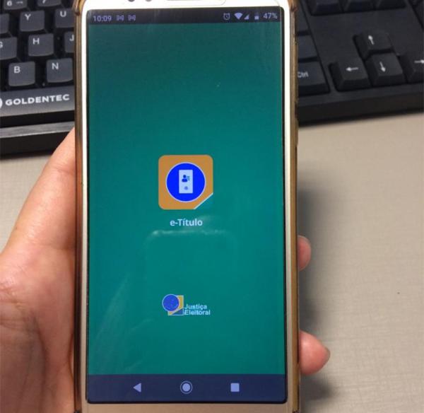 Para evitar sobrecarga no sistema, o TSE (Tribunal Superior Eleitoral) irá bloquear o download do aplicativo e-Título neste domingo (29). O programa para celular é uma versão digit(Imagem:Reprodução)