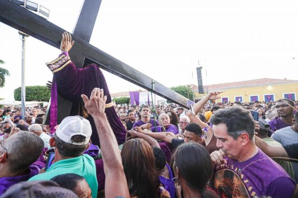 Ciro e Joel s&atilde;o cumprimentados pela popula&ccedil;&atilde;o durante a Prociss&atilde;o do Bom Jesus dos Passos em Oeiras.(Imagem:Ascom)