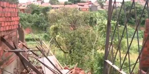 Parte da estrutura de uma casa desaba após chuvas na Vila da Paz, em Teresina.(Imagem:Rede Clube)