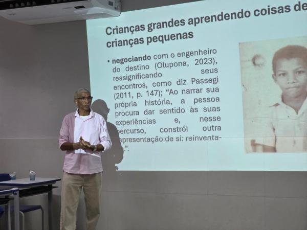 Professor Bispo apresentando sua trajet&oacute;ria acad&ecirc;mica.(Imagem:Vitor Gaspar)