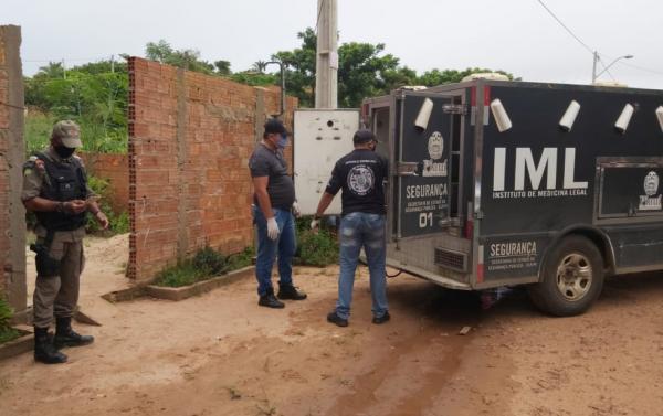 Mulher é encontrada morta dentro de casa na Zona Norte de Teresina.(Imagem:Renan Nunes/TV Clube)