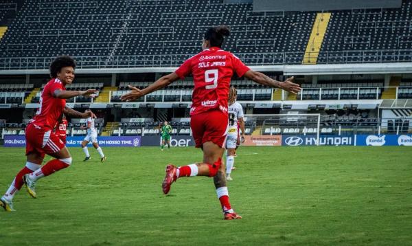 Soles Jaimes abre o placar na vit&oacute;ria por 3 a 0 do Internacional contra o Santos na Vila Bemiro, em 01/05/2026.(Imagem:Reprodu&ccedil;&atilde;o/Gurias Coloradas)