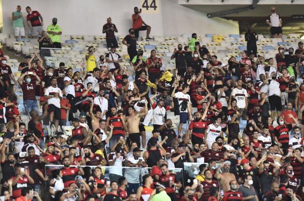 Torcida do Flamengo se aglomera em setor do Maracanã na partida contra o Grêmio, pela Copa do Brasil(Imagem:André Durão)