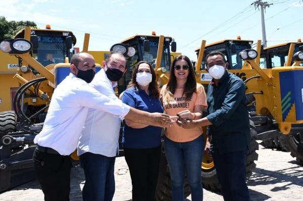 Prefeito Joel Rodrigues recebe máquina motoniveladora em Teresina(Imagem:SECOM)