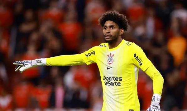 Hugo Souza durante partida entre Corinthians e Internacional pelo Campeonato Brasileiro.(Imagem:REUTERS/Diego Vara)