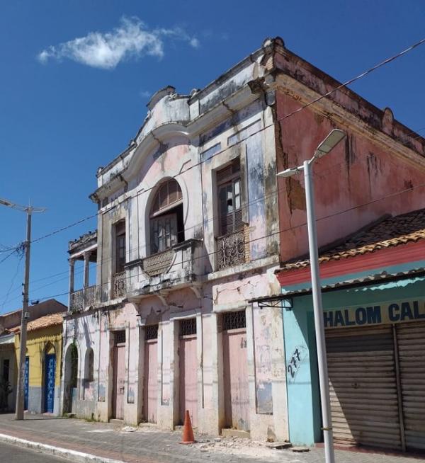 Casarão em Floriano corre o risco de desabar.(Imagem:Reprodução/TV Clube)