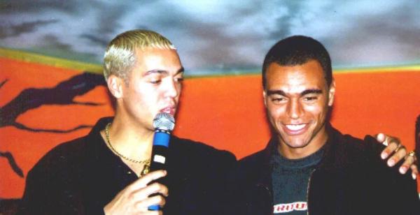  Belo (à esquerda) e Denilson, em 1999: ex-jogador foi empresário da banda Soweto.(Imagem:Arquivo/Agência O Globo)