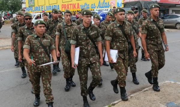 Soldados do Ex&eacute;rcito atuam no combate &agrave; Dengue em Samambaia, cidade sat&eacute;lite de Bras&iacute;lia.(Imagem:Fabio Rodrigues-Pozzebom/Ag&ecirc;ncia Brasil)